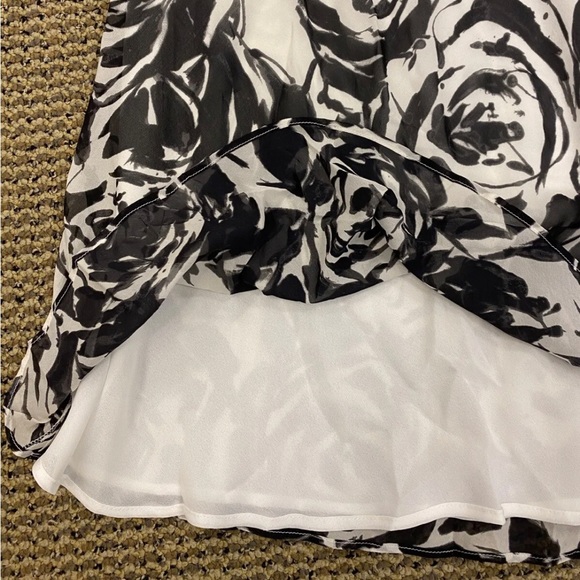 ♟️🐚Like New!Jaeger Black White Lined Silk Fliral Skirt - Picture 2 of 4